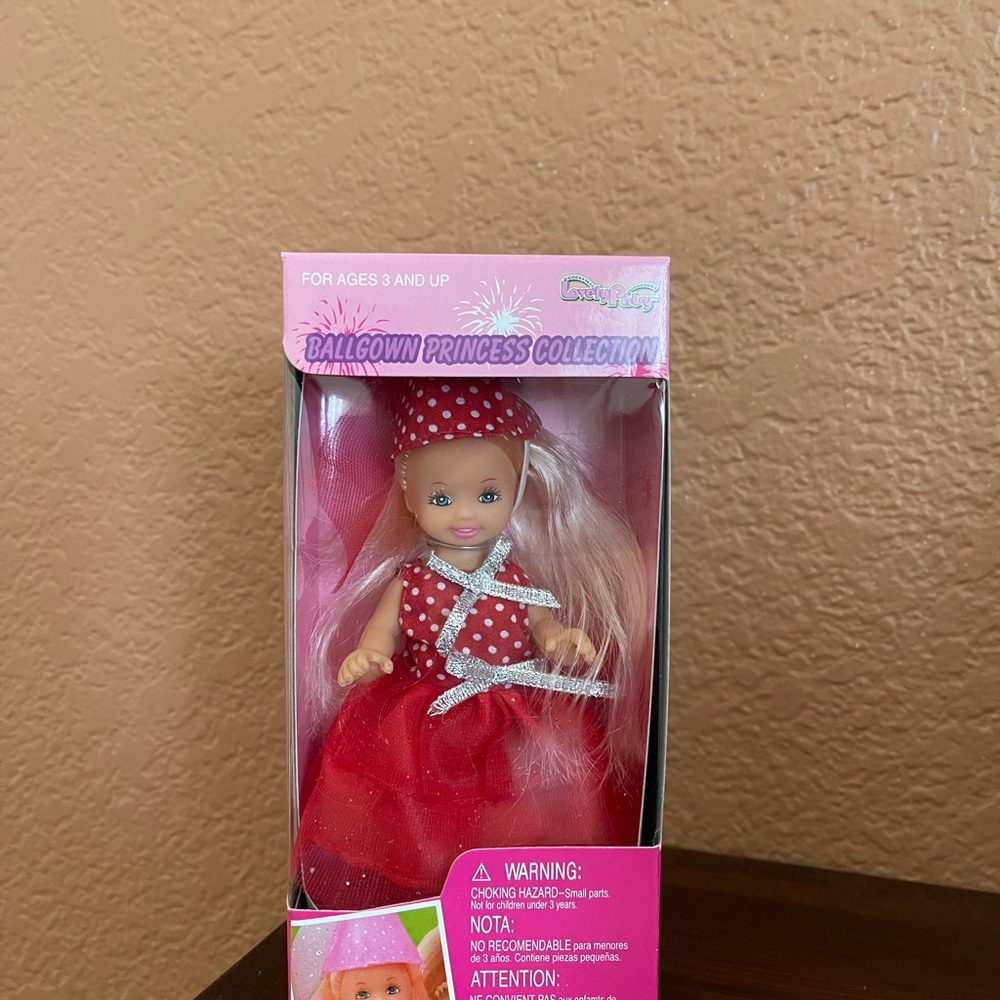 Lovely patsy Ballgown princess collection doll NIB